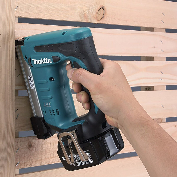 Makita DST221Z Nagler-Tacker: Akkubetrieben mit 18V Batterie beim Holz tackern.