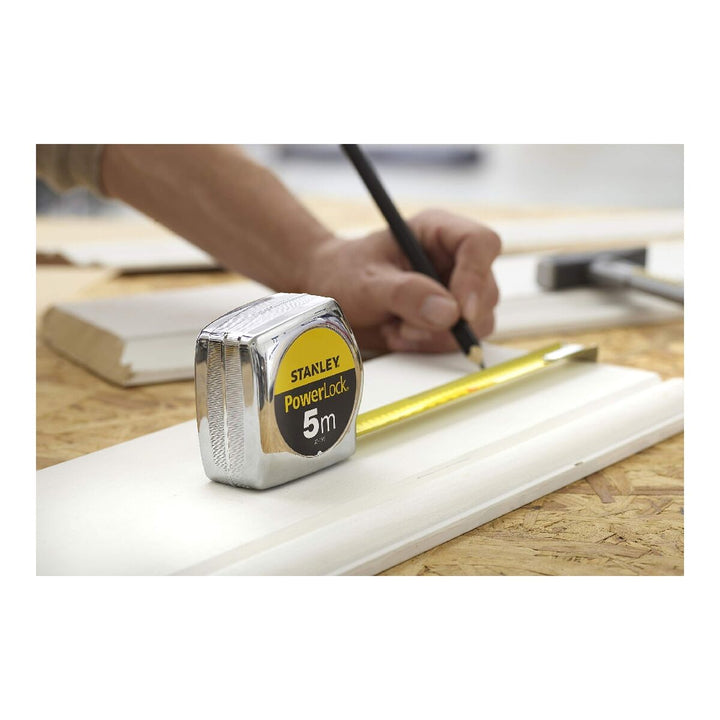 Stanley Powerlock Flexometer: Silbernes Gehäuse mit gelbem Etikett und 5 m Messbereich.