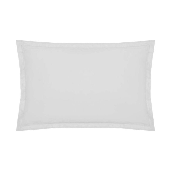 Weißer Kissenbezug Atmosphera 70x50 cm. Schlichtes Design für einen erholsamen Schlaf.