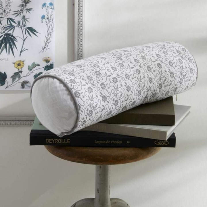 Dekoratives Kissen TODAY, weiße Farbe mit grauem Blumenmuster.