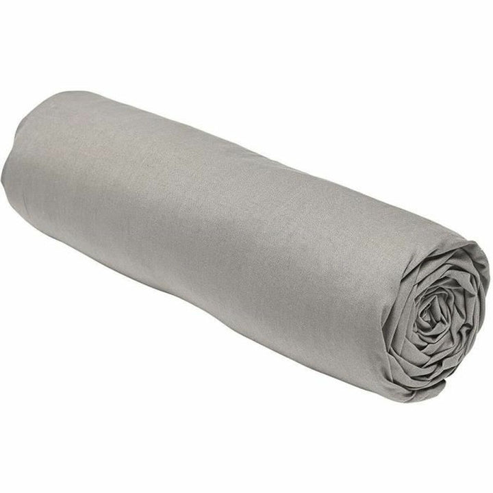 Beige Spannbetttuch 180 x 200 cm, gerollt. Glatte Textur des Spannbetttuchs.