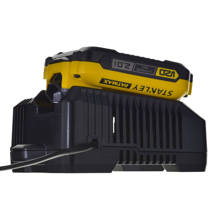 Stanley Fatmax V20 Lithium-Ionen-Akku wird auf schwarzem Ladegerät geladen. Akku ist gelb/schwarz.