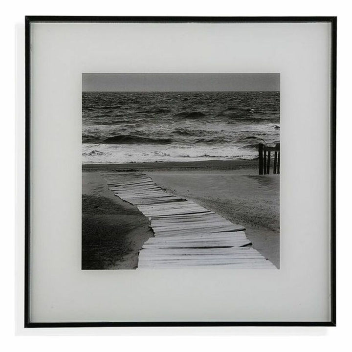 Bild Versa Kristall: Schwarz-Weiß-Foto eines Holzstegs zum Meer, gerahmt mit Glas.