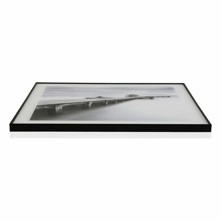 Bild Versa Kristall mit Schwarz-Weiß-Fotografie eines Stegs im Wasser.