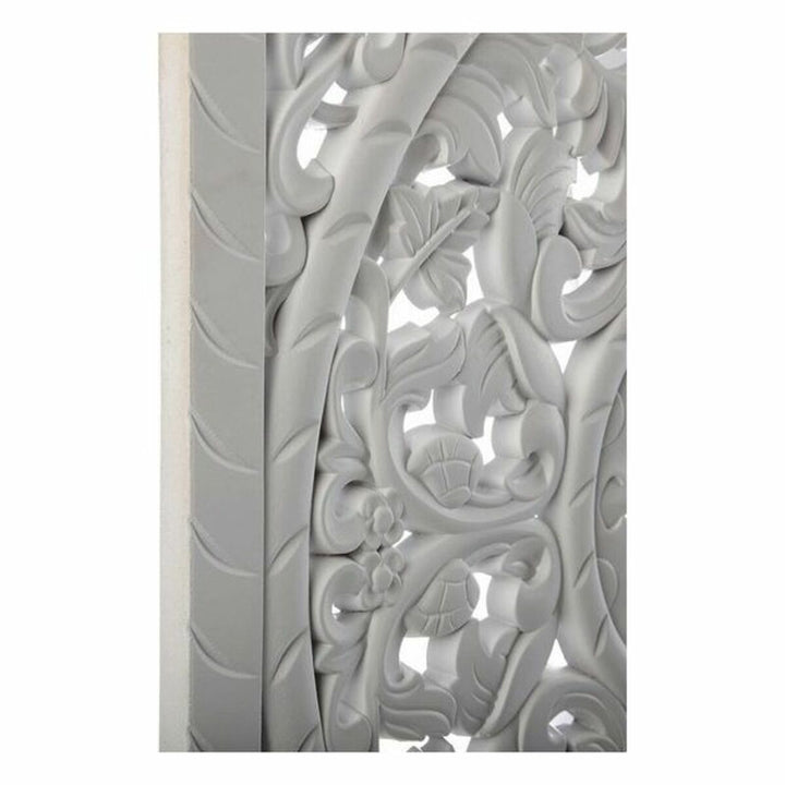 Detailansicht: Weißes Bild aus Holz MDF mit filigranen Schnitzereien.