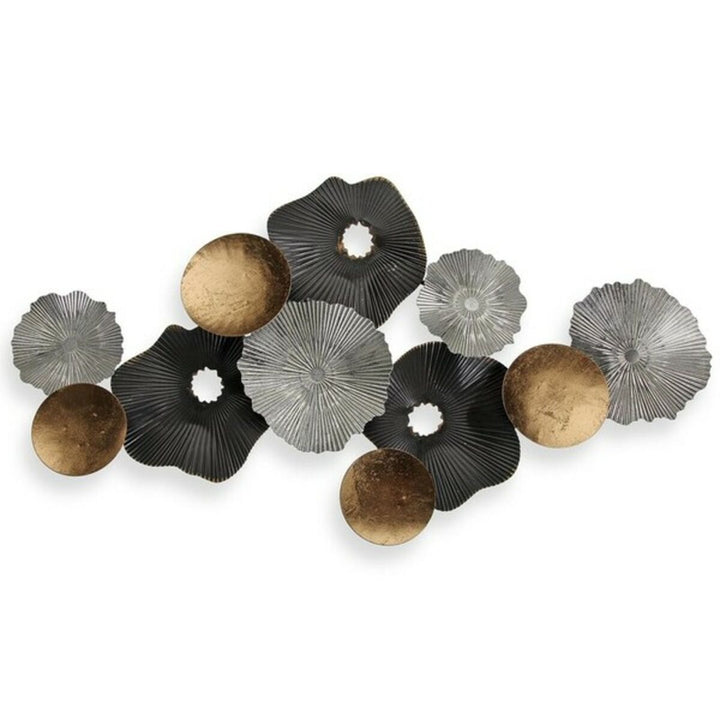 Metallische Wanddekoration mit goldenen, silbernen und schwarzen Akzenten. Dekoratives Design.