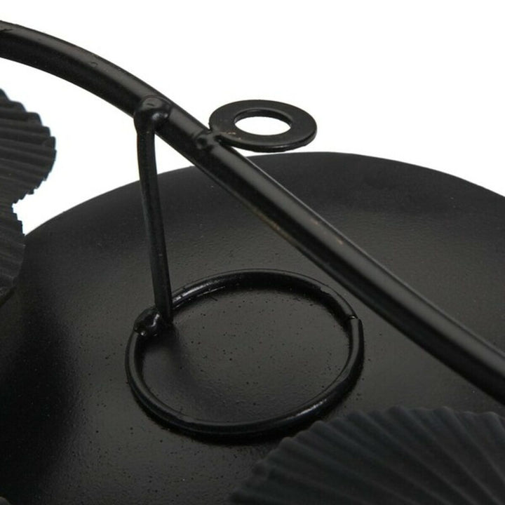 Nahaufnahme der Wanddekoration aus Metall mit kreisförmigen Designelementen.