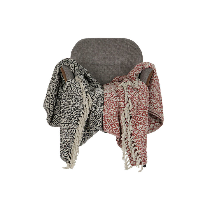 Bunte Bettdecken Home ESPRIT mit geometrischem Muster und Fransen Details.