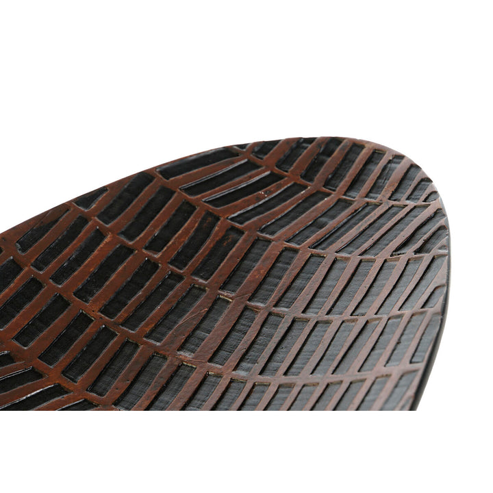 Nahaufnahme: Braune Esprit Tischdekoration im Kolonialstil mit geometrischem Muster.