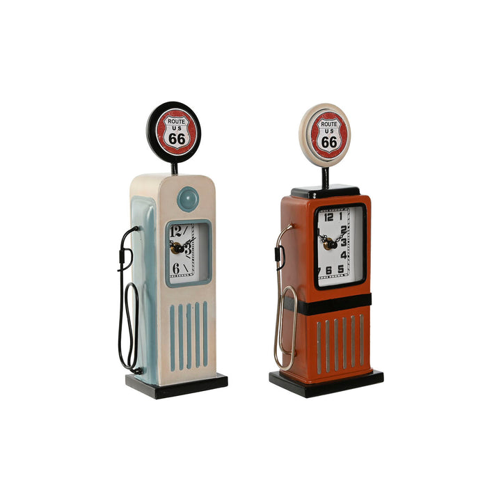 Bunte ESPRIT Metall Vintage Uhren im Stil von Zapfsäulen mit Route 66 Zeichen.