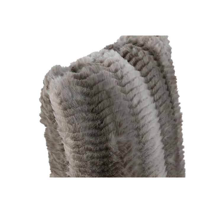 Graues ESPRIT Home Kissen mit flauschiger Textur und Chevron Muster.