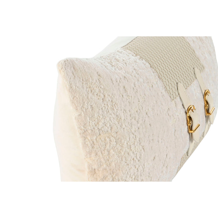 Weißes ESPRIT Home Kissen mit Zierschnallen und goldfarbenen Akzenten.