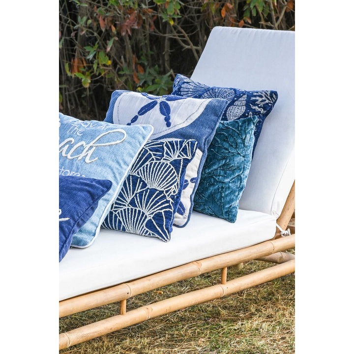 Marineblaue ESPRIT Home Kissen mit Muschel- und Strandmotiven auf einer Liege. Mediterraner Stil.