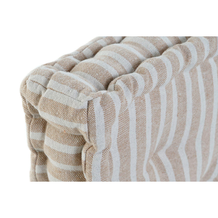 Nahaufnahme: Beige gestreiftes Esprit Home Kissen im mediterranen Design.