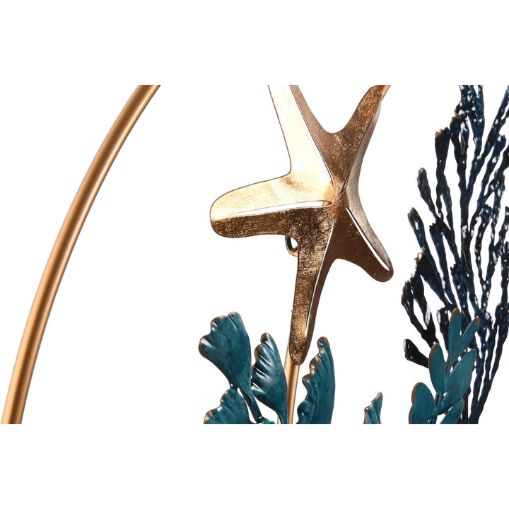 Nahaufnahme: Blaue Wanddekoration mit goldenem Seestern und blauen Blättern im mediterranen Stil.