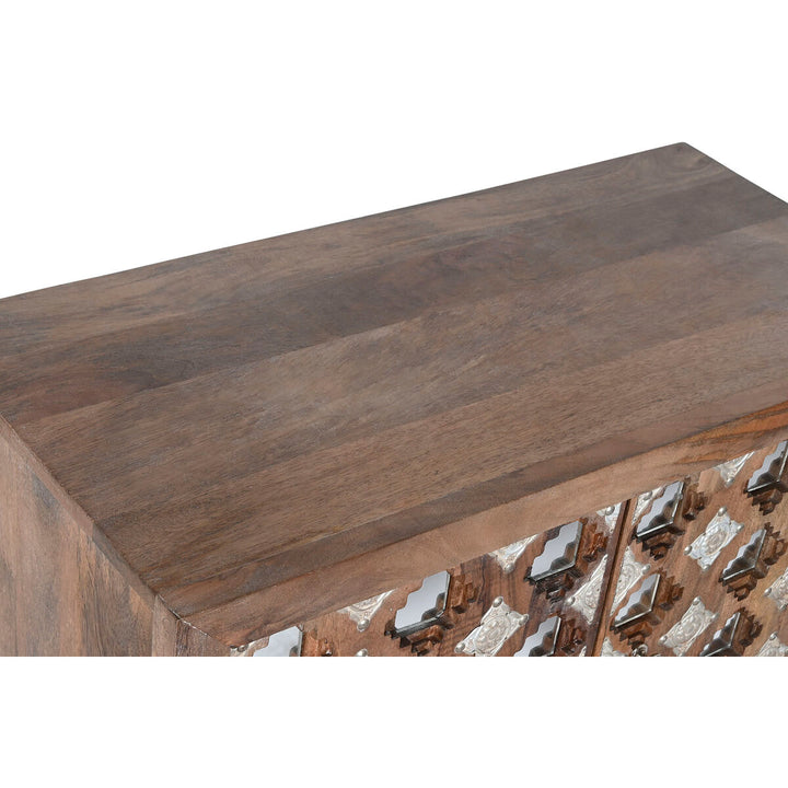 Nahaufnahme, braune Anrichte mit silberfarbenen Details - homely Family Shop