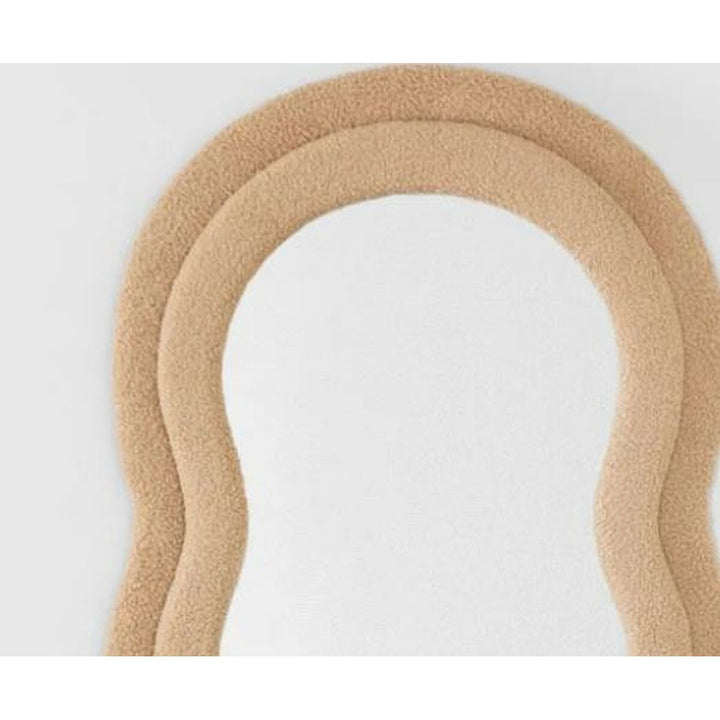 Nahaufnahme: Wandspiegel mit braunem Samtrahmen im Scandi-Stil - homely Family Shop