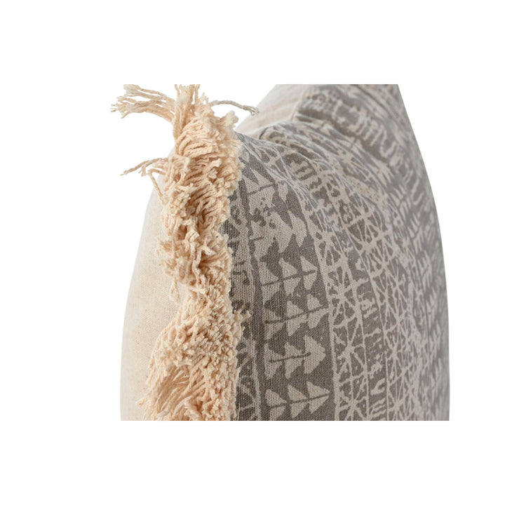 Dekoratives graues Kissen im Boho-Stil mit Fransen und geometrischem Muster.