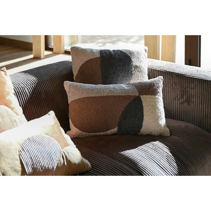 Esprit Home Kissen mit geometrischem Muster in Braun-, Grau- und Beigetönen.