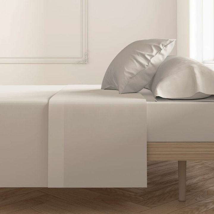 Beige Leinen Oberlaken King Size auf einem Holzbett. Glatt und minimalistisch.