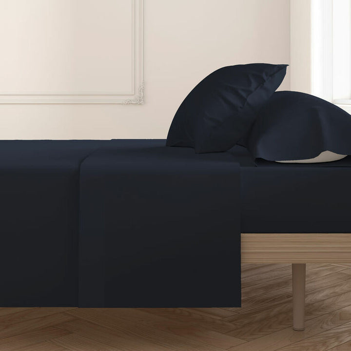 Marineblaues Hosteline Oberlaken für Einzelmatratze. Glatte, marineblaue Farbe und minimalistisches Design.