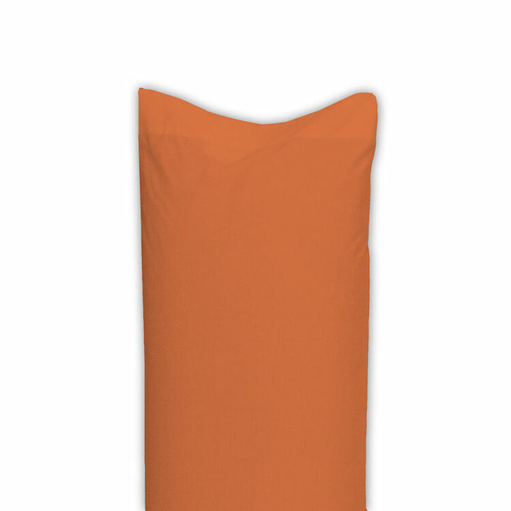 Nahaufnahme: Orangefarbener Kissenbezug (50x75 cm). Schlichtes Design für Happy Home.