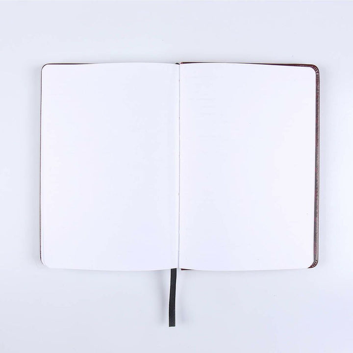 Offener, roter Harry Potter Notizblock A5 mit Lesezeichenband und leeren Seiten.