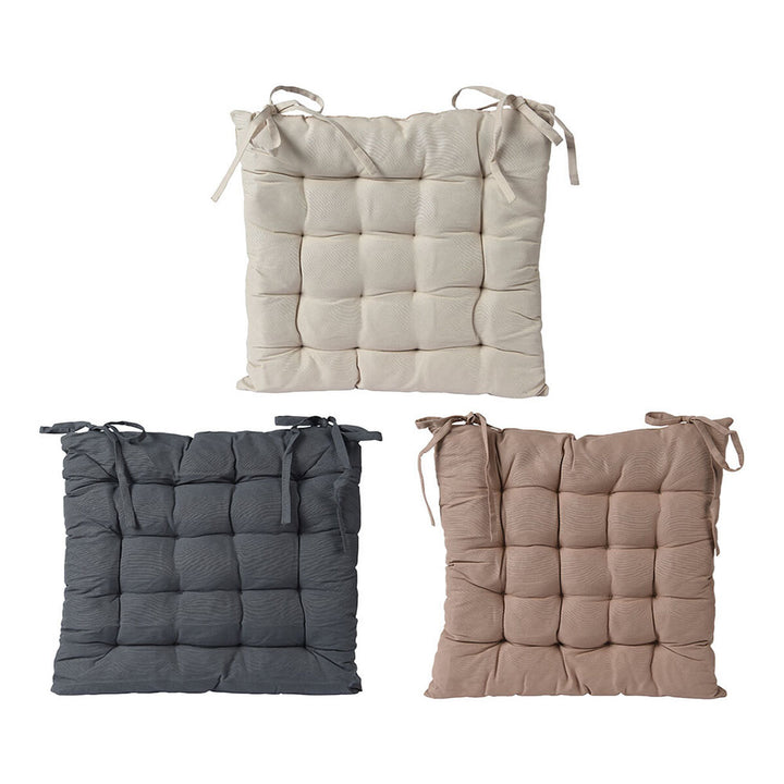 Quadratische Stuhl-Kissen in Beige, Grau und Braun mit Bindebändern.