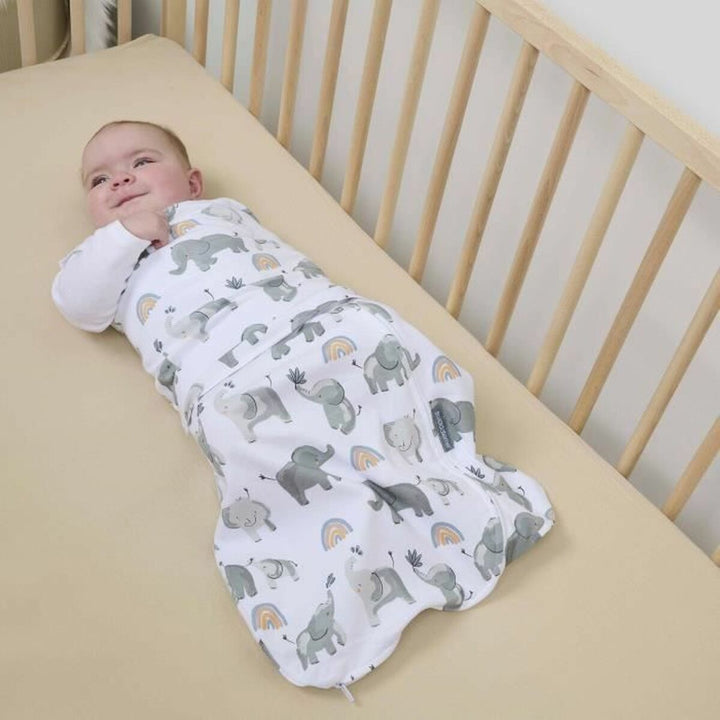 Baby in Baumwoll-Schlafsack (6-12 Monate) mit Elefanten und Regenbogen Muster.