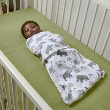 Baby in Baumwolle Schlafsack (6-12 Monate) mit Elefanten und Regenbogen Muster.