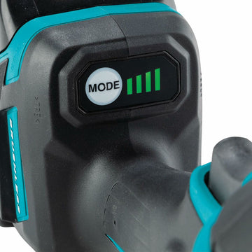 Makita DAS180Z Luftkompressor Detail: Modus-Taste und grüne Ladezustandsanzeige.