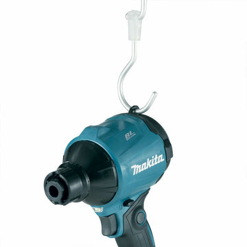 Makita DAS180Z Luftkompressor, blau/schwarz, hängt an Haken. Kompaktes Design und Düse sichtbar.