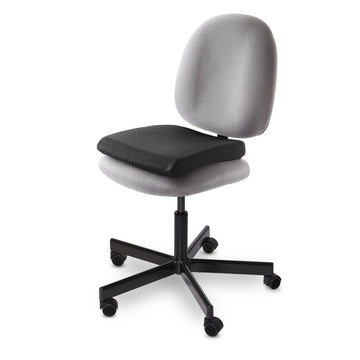Bürostuhl Piqueras y Crespo 82024 mit schwarzem Kissen und Rollen.