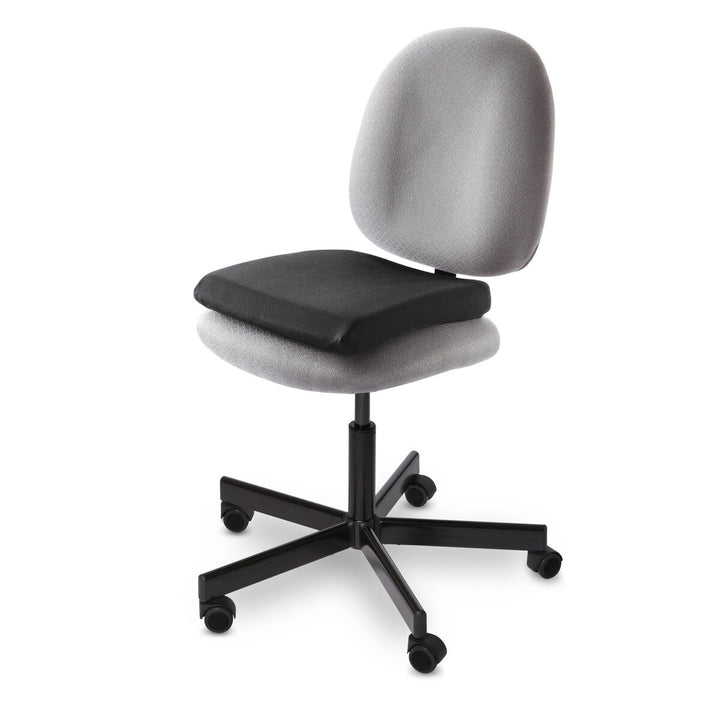 Bürostuhl Piqueras y Crespo 82024 mit schwarzem Kissen und Rollen.