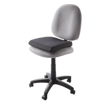 Schwarzes Piqueras y Crespo Kissen 82024 auf Bürostuhl mit Rollen. Bequemes Sitzkissen.