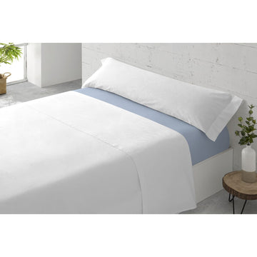 Hellblaues Spannbetttuch Paduana auf einem Bett mit glatter, faltenfreier Oberfläche.