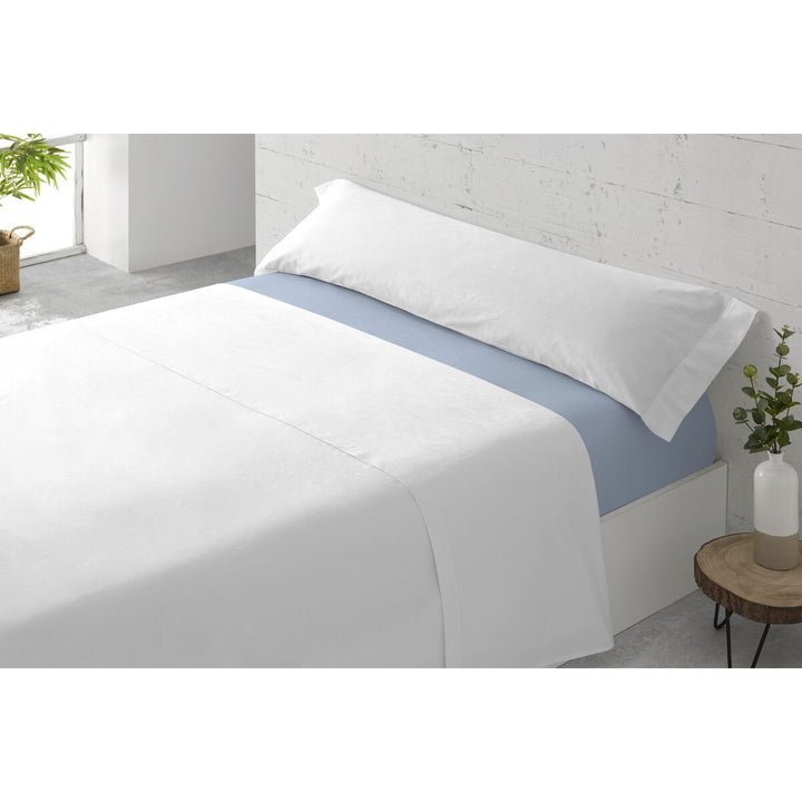 Hellblaues Spannbetttuch Paduana auf einem Bett mit glatter, faltenfreier Oberfläche.