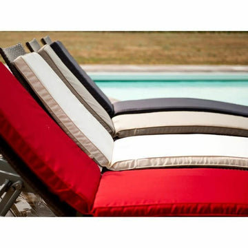 Jardin Prive MONTE CARLO Schutzhüllen in Rot, Weiß, Beige und Grau für Liegestühle am Pool.