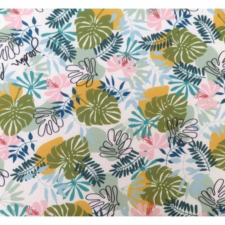 Kissen Jardin Prive mit tropischem Blumenmuster. Grüne Monstera-Blätter und rosa Blüten.