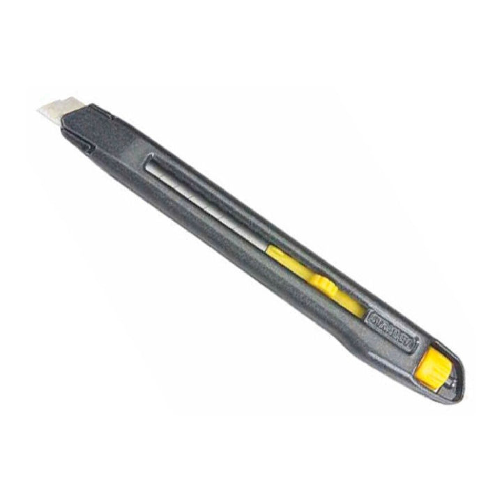 Grauer Stanley Cutter 9 mm mit gelbem Schieber und scharfer Klinge.