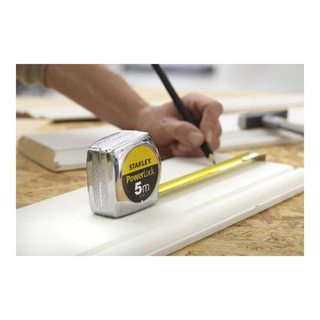 Stanley Powerlock Flexometer: Silbernes Gehäuse mit gelbem Etikett und 5 m Messbereich.