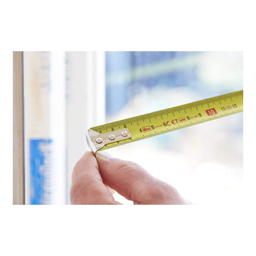 Gelbes Stanley Flexometer mit schwarzer Markierung und silbernem Endhaken für genaue Messungen.