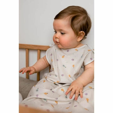 Baby im Tineo Schlafsack +6 Monate mit Fruchtmuster. Bequemer Schlafsack für Babys.