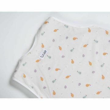 Weißer Tineo Schlafsack +6 Monate mit bunten Frucht Muster und weißer Bordüre.