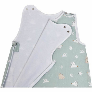 Hellgrüner Tineo Schlafsack mit Vogelmuster und weissem Innenfutter für Babys.
