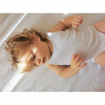 Baby liegt auf Tineo Matratze 120x60 cm für Babyzimmer - Homely Family Shop