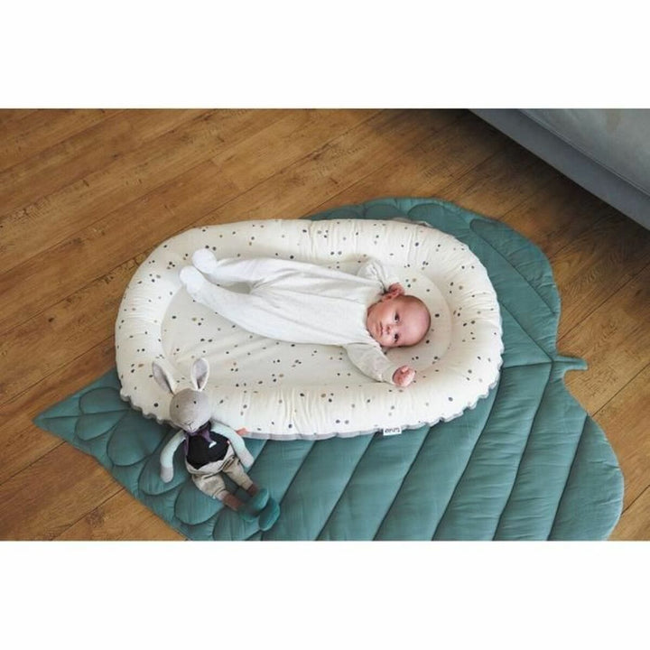 Tineo Kinderbett-Matratze mit Punktmuster auf Blattmatte. Baby Essentials - homely Family Shop
