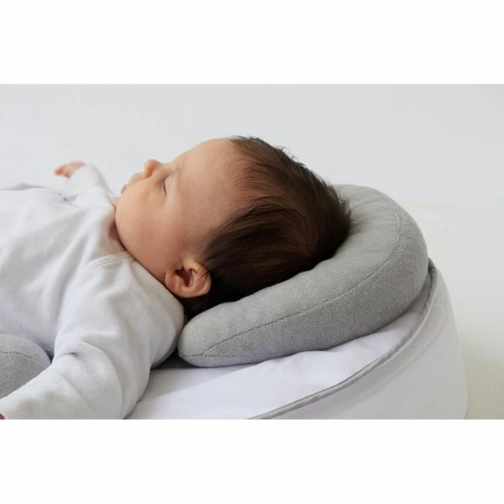 Baby schläft auf bequemem Tineo Reise Kopfkissen mit Qualität - homely Family Shop