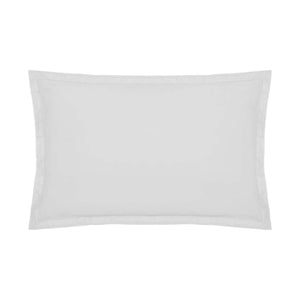 Weißer Kissenbezug Atmosphera 70x50 cm. Schlichtes Design für einen erholsamen Schlaf.