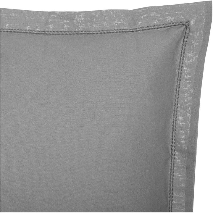 Grauer Kissenbezug (70x50 cm) mit strukturierter Bordüre für Schlafzimmer-Komfort.